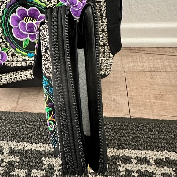 Embroidered backpack and matching wallet. - Picture 4 of 4